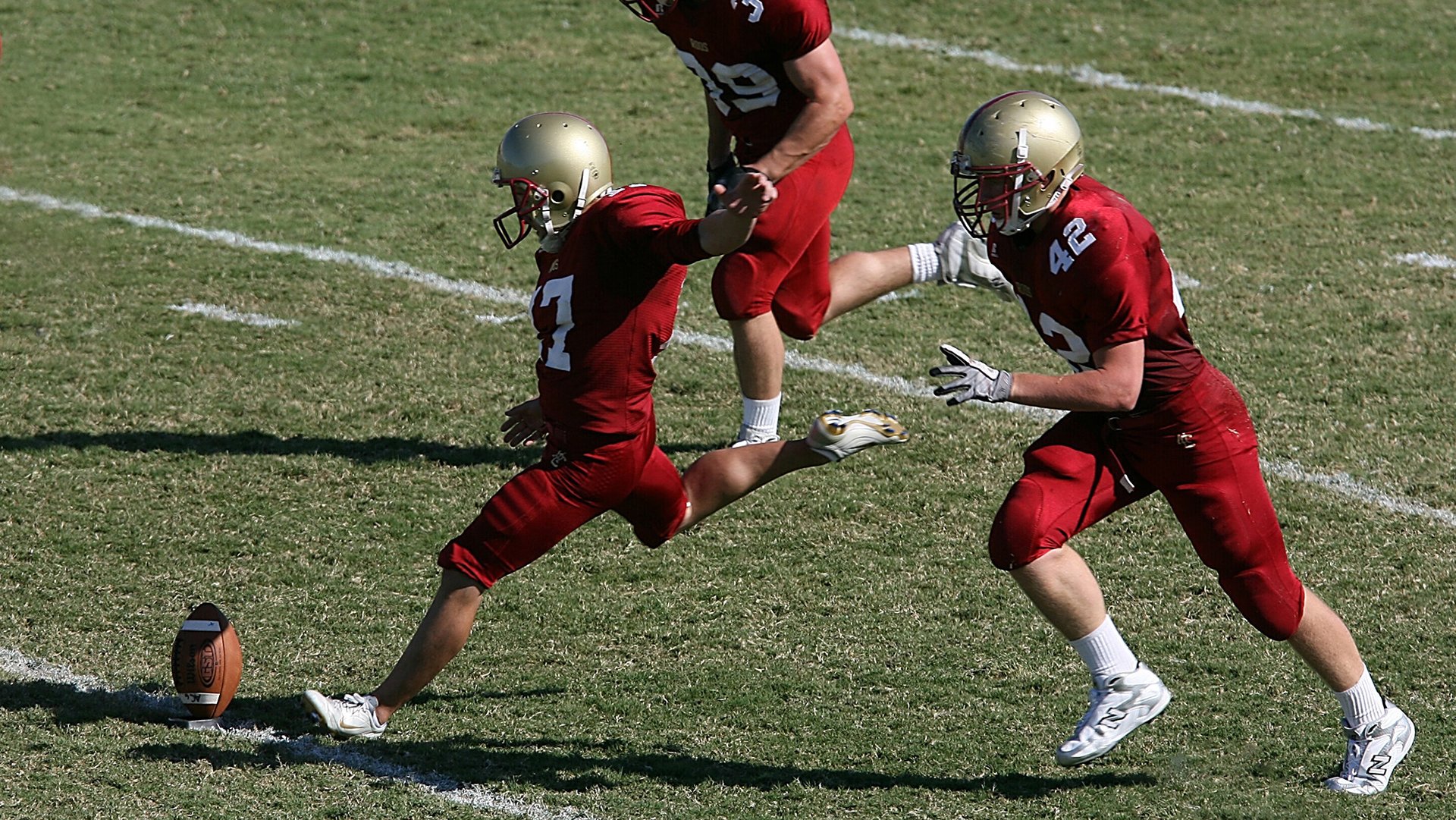 法拉利翻盘阿斯顿马丁，拉塞尔带队取胜，一场策略与勇气的完美逆袭