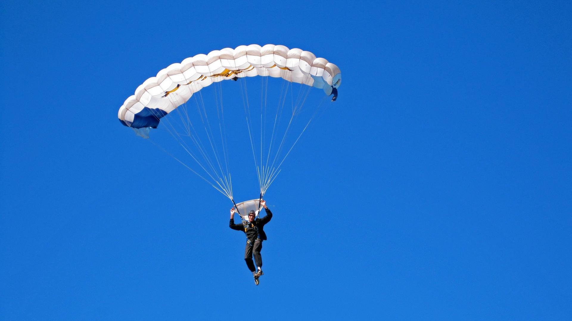 法拉利绝杀阿斯顿马丁，塞恩斯高光表现改写赛道格局